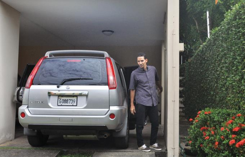 En casa. Moliné Rodríguez sale del vehículo donde fue transportado por sus padres, ayer, desde la prisión de Najayo.