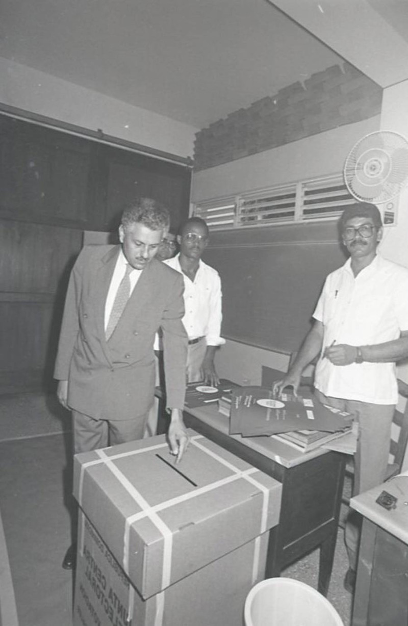 Elecciones 1990. Roberto Saladín, quien fue un economista dominicano, ejerciendo su derecho al voto en las elecciones de 1990.