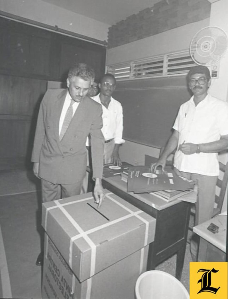 Roberto Saladín, quien fue un economista dominicano, ejerciendo su derecho al voto en las elecciones de 1990.