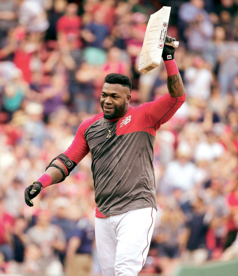 David Ortiz, de los Medias Rojas de Boston, sostiene la almohadilla de segunda base tras conectar el doble 600 de su carrera con el que decidió la victoria de ayer frente a los Astros de Houston.