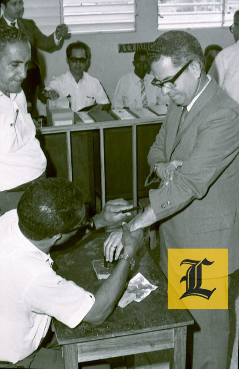 Mayo 1970. El rasurado. Para evitar que una persona votara más de una vez, aparte del tintado en los dedos se le rasuraba una parte del brazo en el colegio electoral. En la foto  el candidato presidencial Alfonso Moreno Martínez.