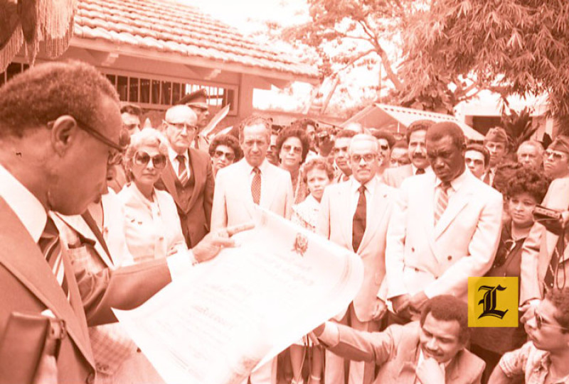 Mayo 1982. Candidatura Jorge Blanco. El candidato presidencial  del PRD, Salvador Jorge Blanco, centro, junto a su esposa Asela Mera y su hija Dilia Leticia, escuchan al periodista Felix Méndez que lee un documento. En la foto también figura el líder del PRD José Francisco Peña Gómez. Jorge Blanco ganó las elecciones y fue presidente hasta 1986.