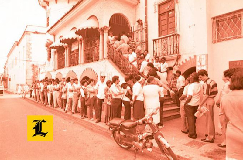 Mayo 1986. Las filas. Ciudadanos en fila para ir a votar.