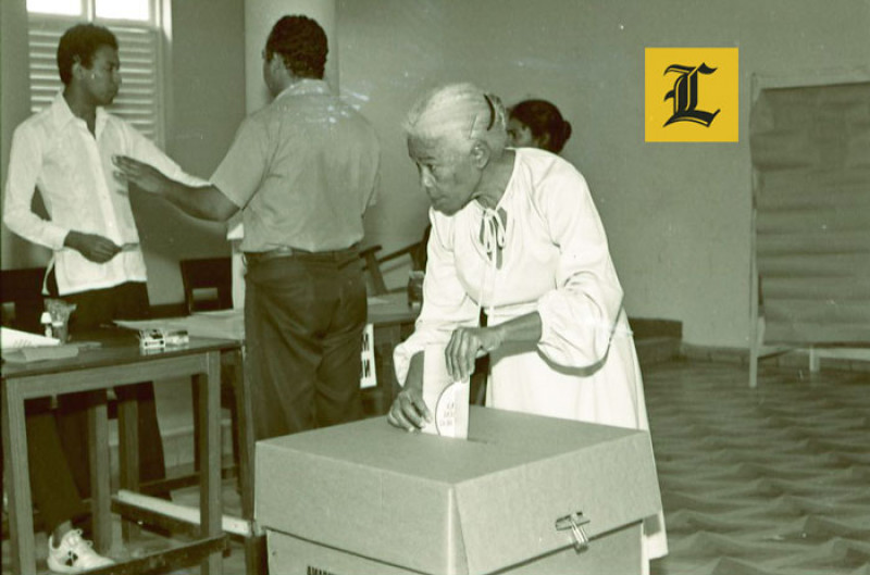 Mayo 1986. Votante.  Señora ejerciendo su derecho al voto.