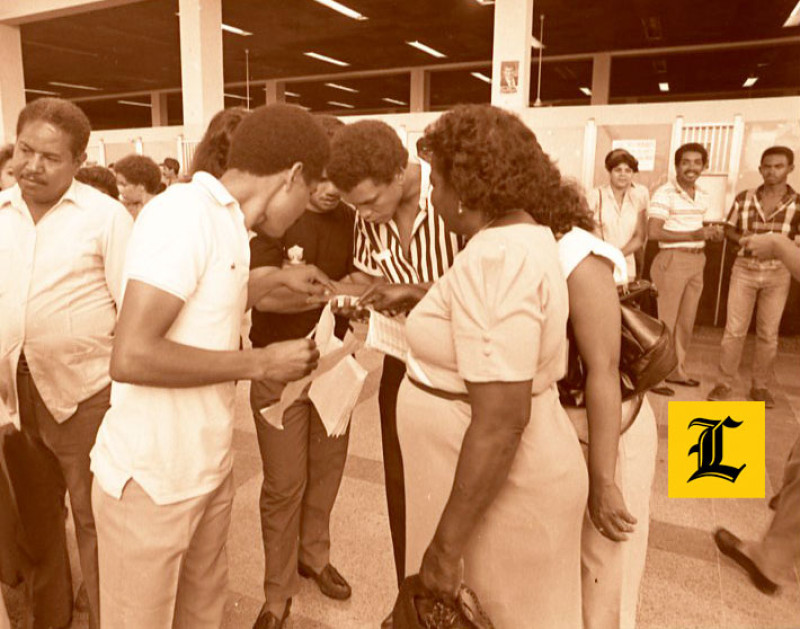 Mayo 86. Revisando el padrón. Electores revisan un listado de votantes a la salida de un colegio electoral.