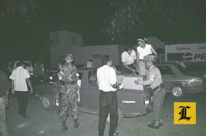 Mayo 1994. Transporte de las urnas llenas de votos. Policías y militares ayudan a montarlas en la cama de la camioneta.