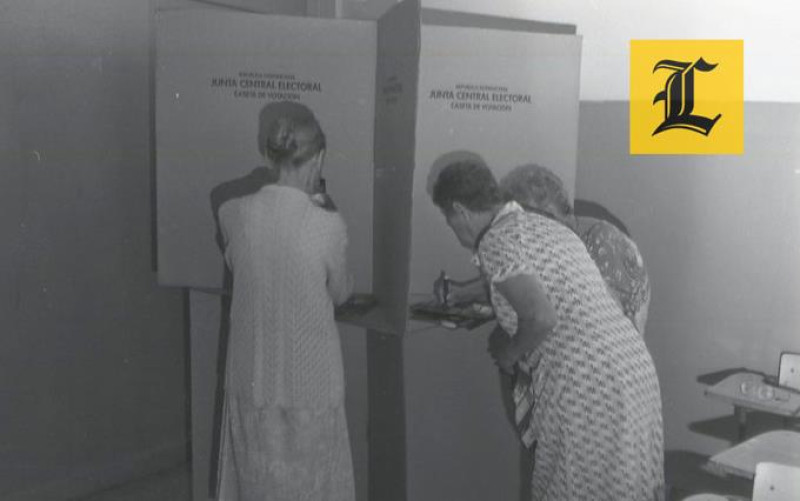 Mayo 1994. Ya sin cortinas, el marcado de la boleta se hacía en cubículos de cartón que permitían a cuatro personas ejercer el derecho al voto al mismo tiempo sin que eso afectara la discreción.