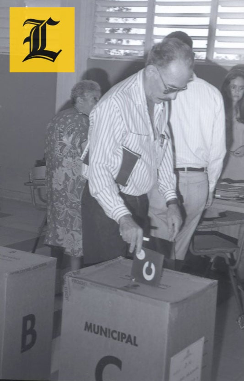 Mayo 1994. Ciudadanía. Ciudadano depositando su voto para el nivel municipal.