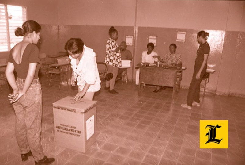 Junio 1996. Cambios. Mujeres depositando la boleta en la urna. Ya para esta fecha no se ven los candados en las urnas, aunque sí las cintas adhesivas. Se percibe un cambio en la tipografía.