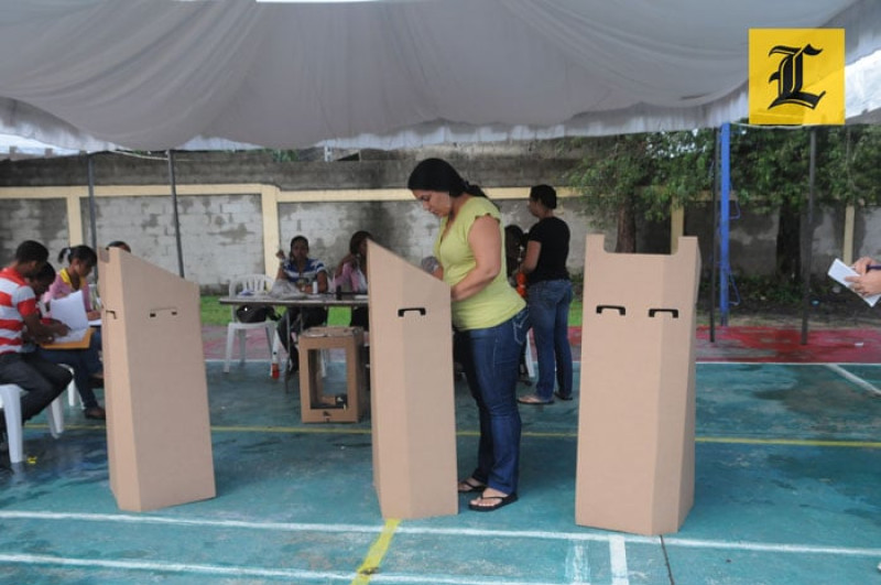 Mayo 2012. Comicios. Una votante momentos en que ejerce su derecho al sufragio, elecciones presidenciales 2012.