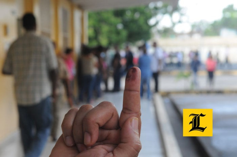 Mayo 2012. Tinta.  La tinta indeleble, como prueba de que el ciudadano ejerció su derecho al voto. En estas elecciones cuando acuda a su colegio electoral, entregará su cédula al secretario y mediante un lector de código QR, se indicará si es hábil para votar, si es así procederá a votar y al finalizar se le devolverá su cedula.