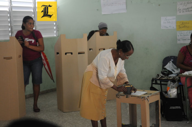 Mayo 2012. Votación. Una ciudadana ejerce su derecho al voto en las elecciones de 2012.