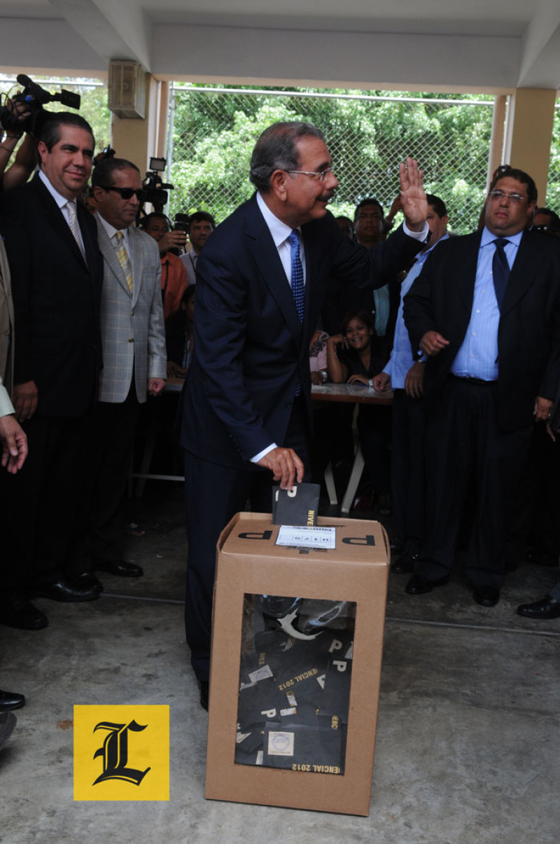 Mayo 2012. Medina vota. Danilo Medina, actual presidente de la República Dominicana y candidato reeleccionista, momentos saluda a los periodistas, al tiempo que depositaba su voto en las elecciones de 2012.