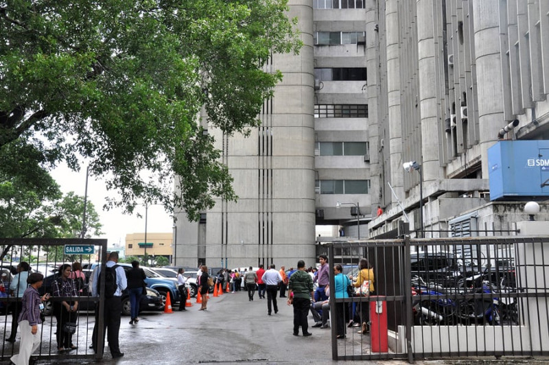 Lateral izquierdo del Huacal. Empleados entran al edificio desde la avenida Leopoldo Navarro hacia donde se desplazaron tras el temblor. Muchos se quedaron frente al Palacio de la Policía hasta que se sintieron confiados para volver a las oficinas.