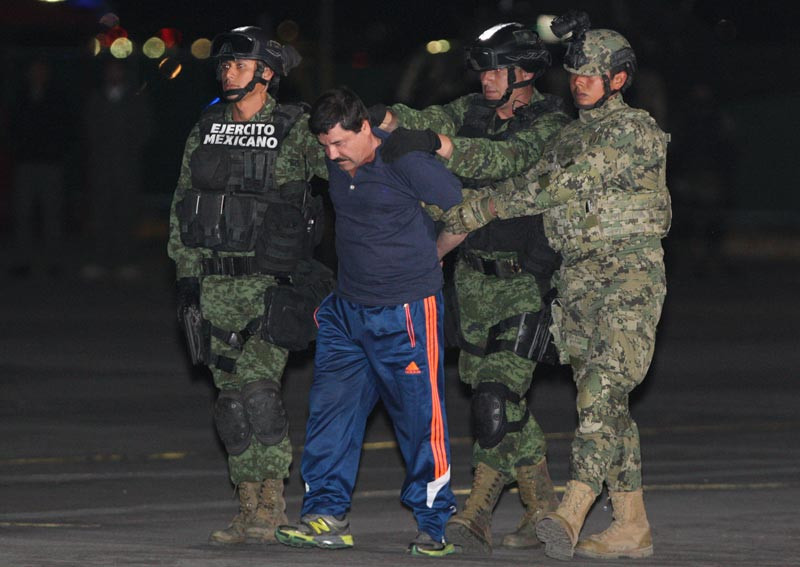 Narco. CFotografía de archivo del 8 de enero de 2016, del narcotraficante Joaquín “el Chapo” Guzmán durante su traslado al penal de máxima seguridad del Altiplano luego de su recaptura en Los Mochis.