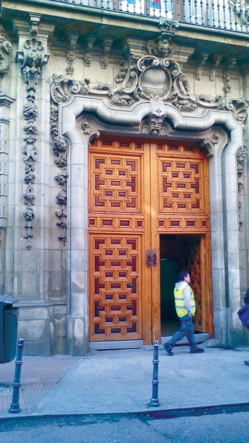 Portal de entrada al antiguo Palacio del marqués de Perales, con su portada barroca. Hoy es sede administrativa de la Filmoteca Española, en la calle Magdalena número 10 de Madrid.