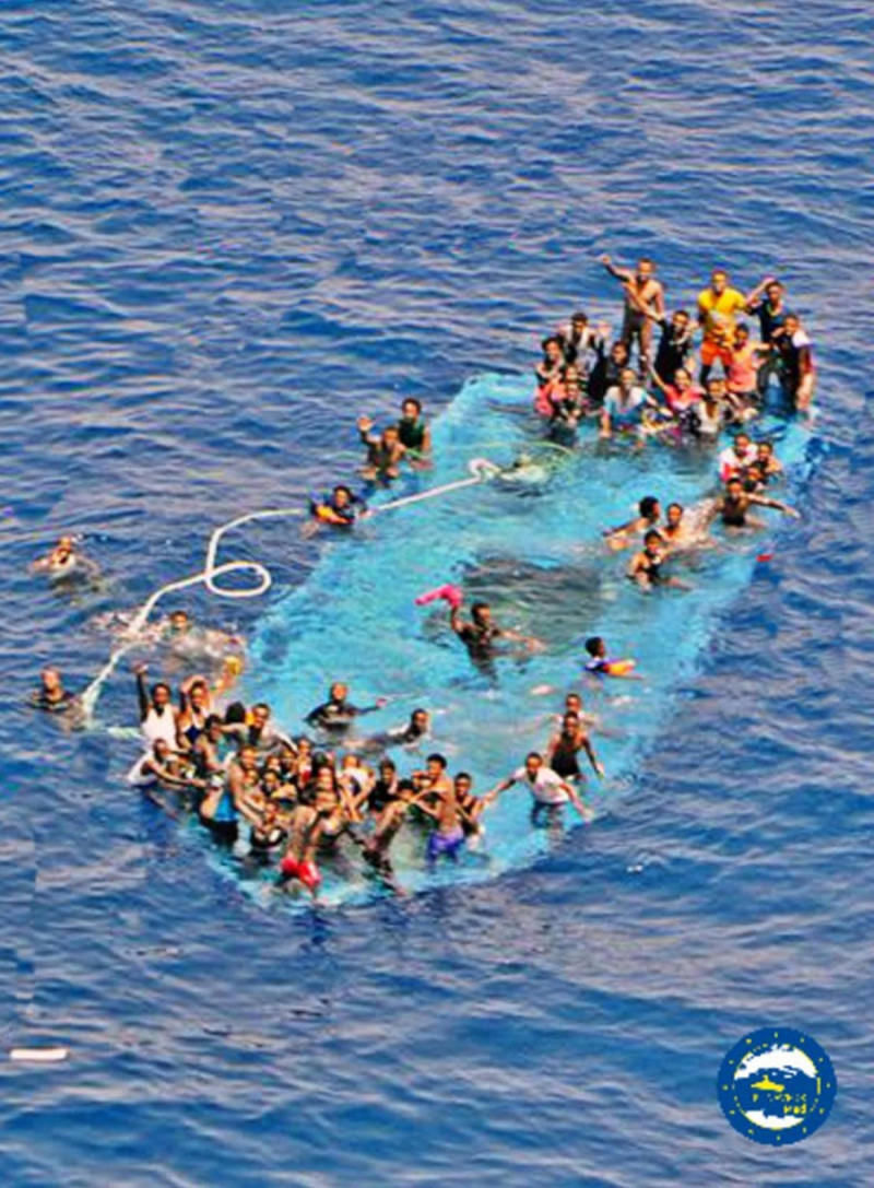 Fotografía facilitada por la Fuerza Naval de la UE-Mediterráneo (Eunavformed) hoy, 26 de mayo de 2016 que muestra a varias personas en una barcaza que se hunde en el canal de Sicilia cerca de las costas de Libia, ayer.