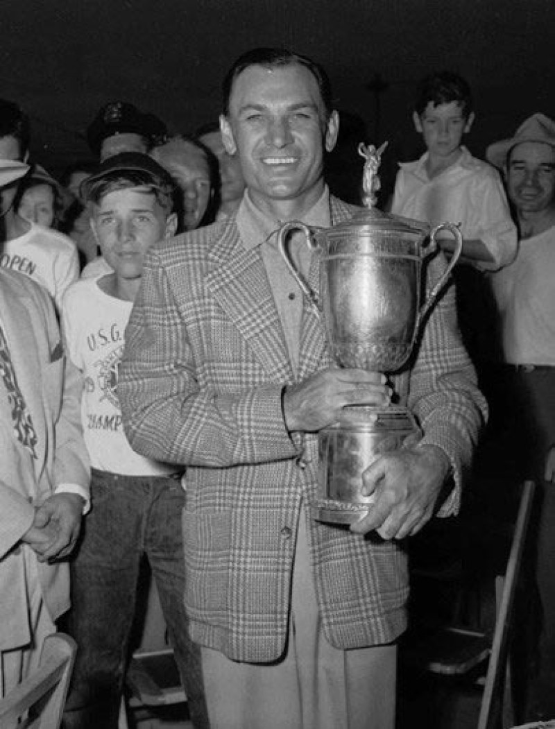 Ben Hogan con su trofeo de campeón del U.S. Open 1951.