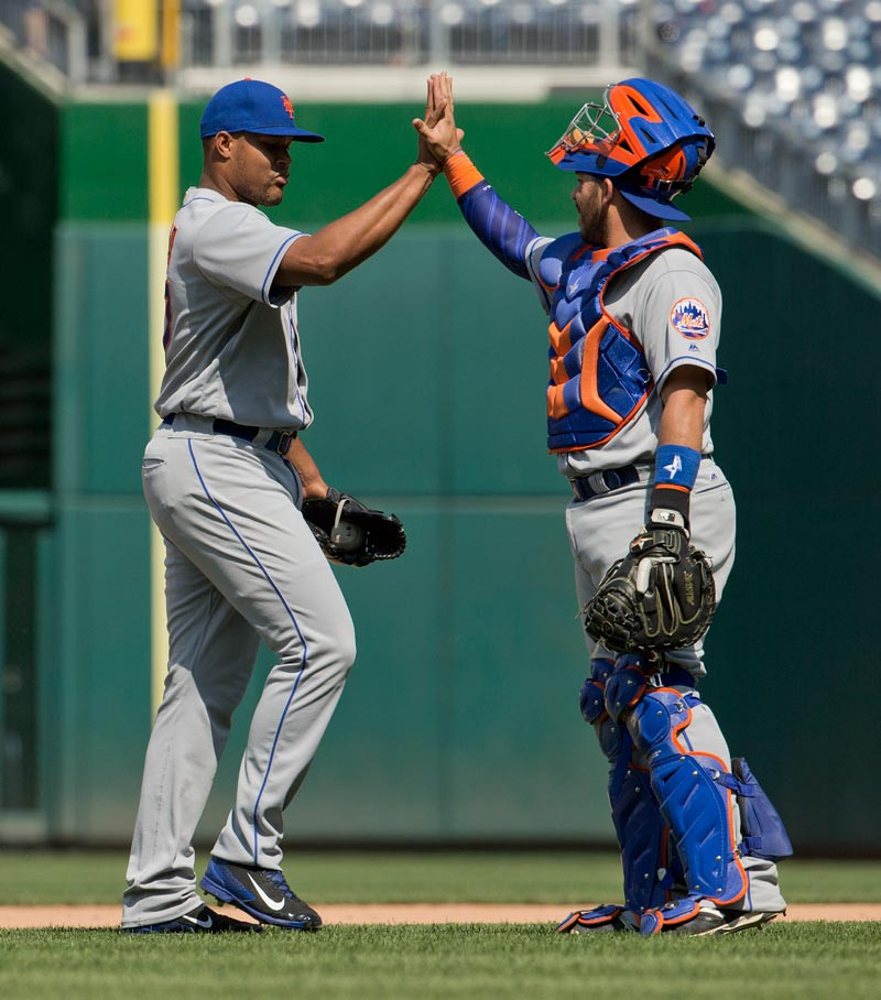 Jeurys Familia felicita al receptor Rene Rivera luego de anotarse su salvamento 16 de la campaña en el choque que ganaron los Mets.