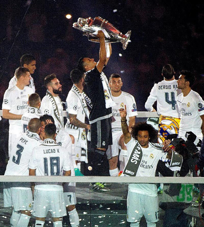 El trofeo de campeón. El portero costarricense del Real Madrid Keylor Navas (c) celebra con el trofeo la consecución de la Liga de Campeones, lograda en la final ante el Atlético de Madrid en Milán.