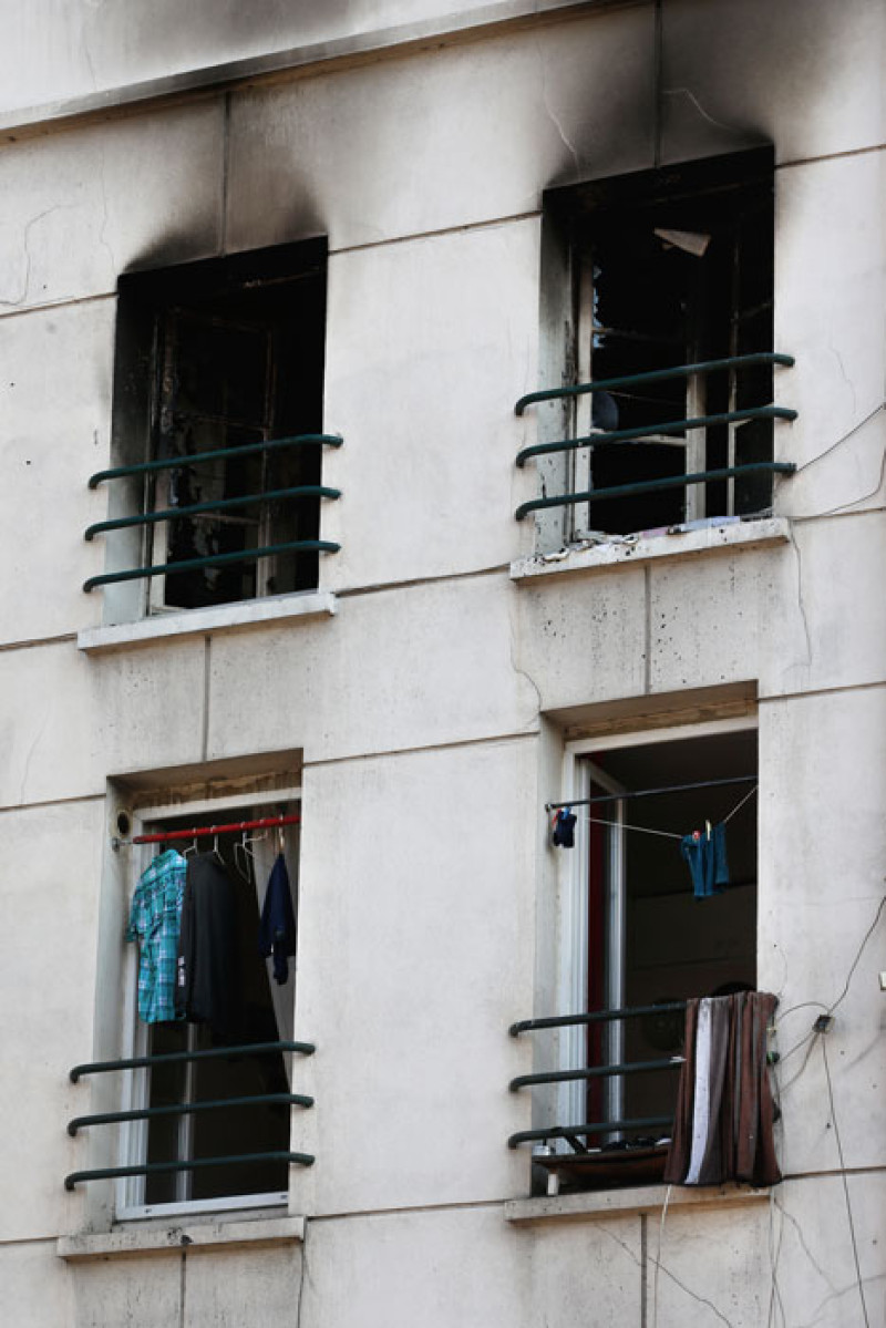 Un edificio quemado en Saint-Denis, al norte de París, martes, 7 de junio de 2016. / AP