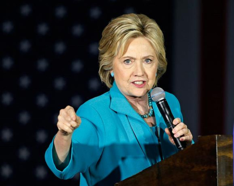 La candidata presidencial Hillary Clinton aseguró ayer durante un discurso, en la fundación Planned Parenthood, que los derechos de las mujeres y los logros en materia civil peligrarían si Donald Trump alcanzara la presidencia de los Estados Unidos. Noticia completa en: http://www.listindiario.com/las-mundiales/2016/06/10/422610/