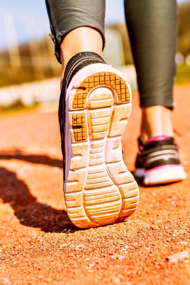 Caracterítica. La suela del zapato para correr está diseñada para ayudarte eficientizar tu pisada.