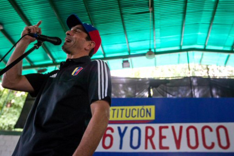 El líder político venezolano Henrique Capriles (c) habla durante un encuentro político.