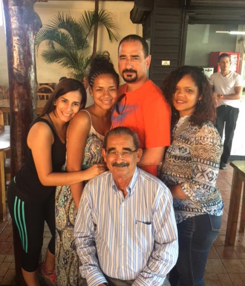 Mayobanex Vargas con parte de sus hijos y nietos.