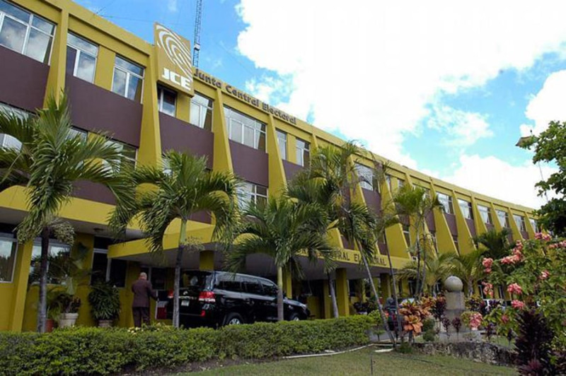 A puertas cerradas, 32 días después de las elecciones del 15 de mayo, ocho actas del voto preferencial, correspondientes a la diputación de Bahoruco, eran revisadas ayer en la Junta Central Electoral. http://www.listindiario.com/la-republica/2016/06/16/423369/