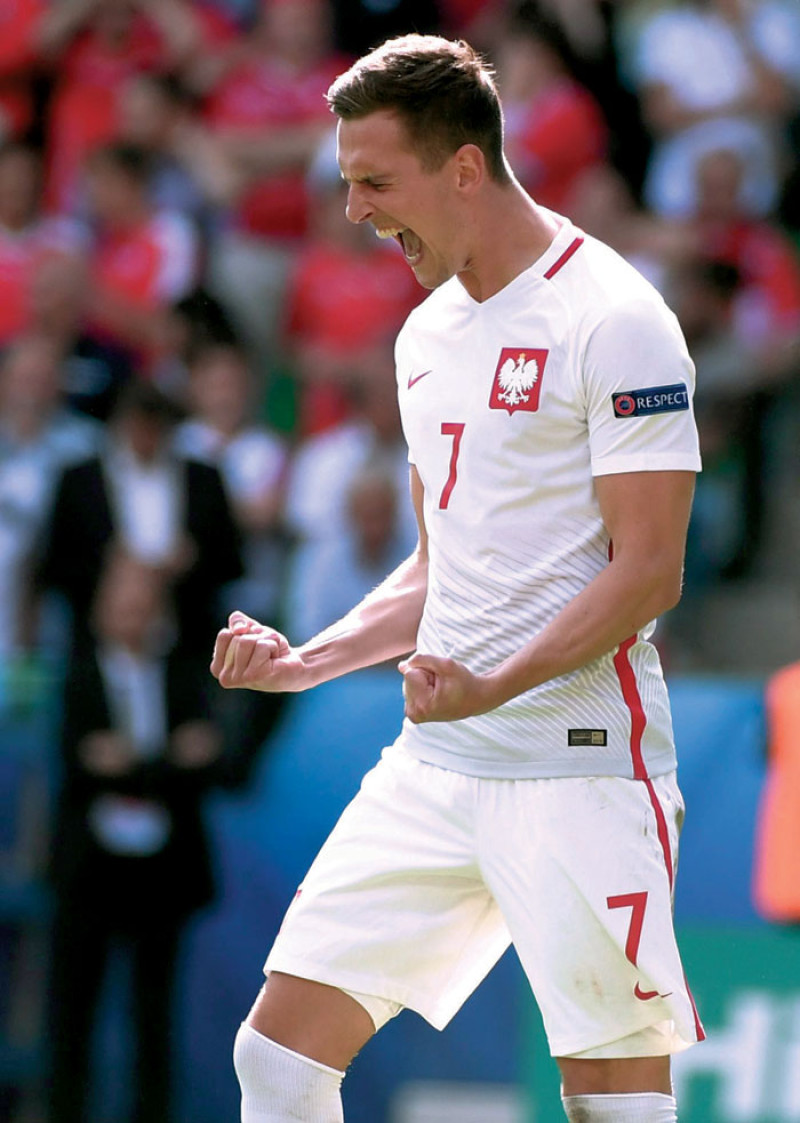 El polaco Arkadiusz Milik celebra luego de anotar un penalty para darle la victoria a su país ante Suiza.