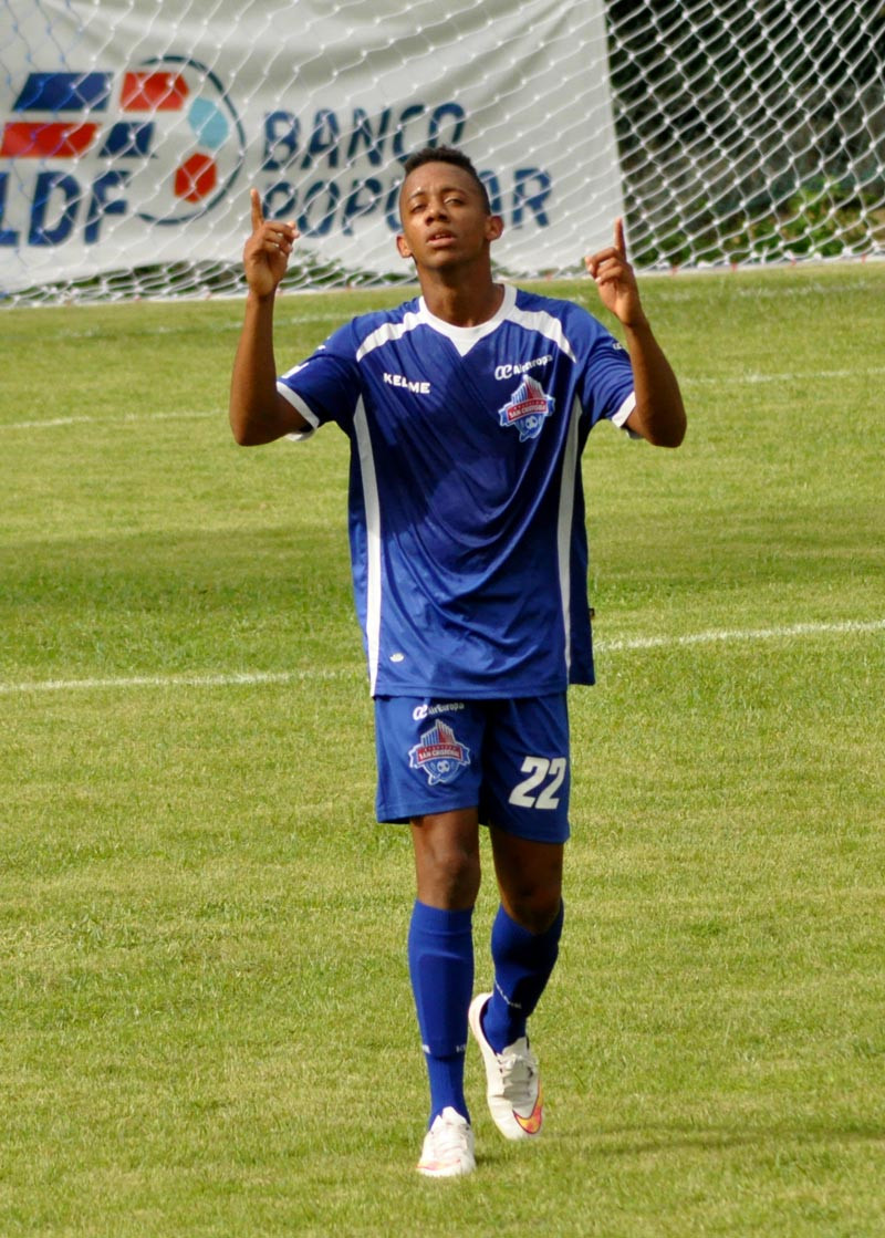 Kensy Guerrero, de AirEuropa Atlético San Cristóbal, disfruta luego de anotar el primer gol del partido.