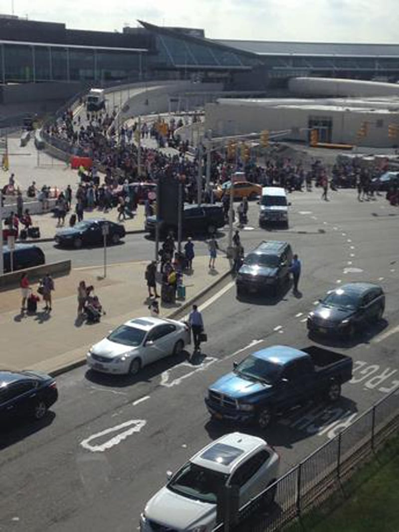Vista el aeropuerto John f. Kennedy en Nueva York en momentos en que era evacuada una de sus terminales por la presencia de un "paquete sospechoso" que resultó ser una falsa alarma.
