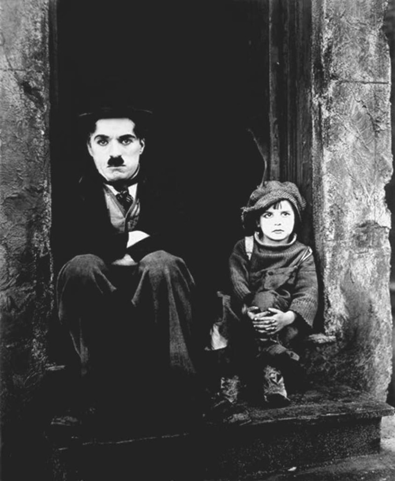 Original. Chaplin demostró que el género comedia no es solo para hacer reír en base a disparates y a chistes de mal gusto en busca de taquilla.