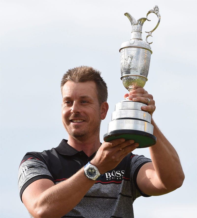 Henrik Stenson, de Suecia, sostiene el trofeo Claret Jug mientras celebra haber ganado el Campeonato Abierto Británico de Golf.
