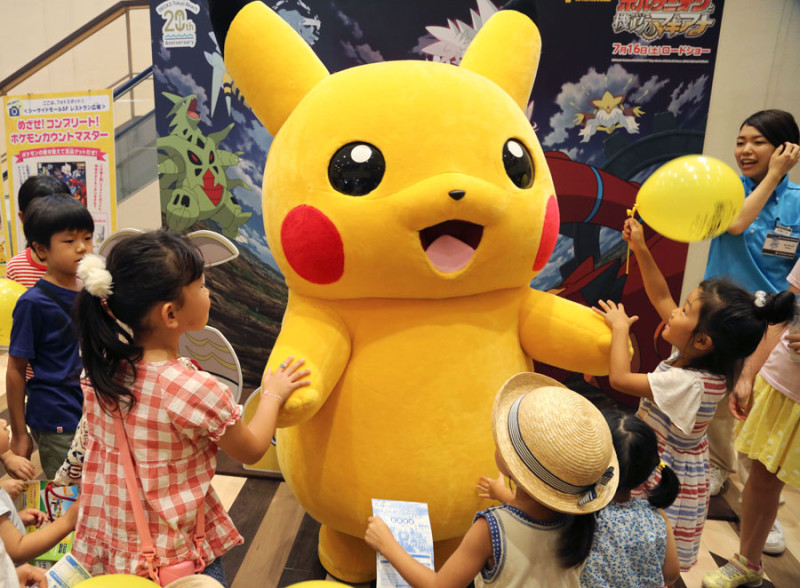 Un peluche gigante de Pikachu, un Pokémon, rodeado por niños durante un festival de Pokémon en Tokio en una fotografía del lunes 18 de julio de 2016.