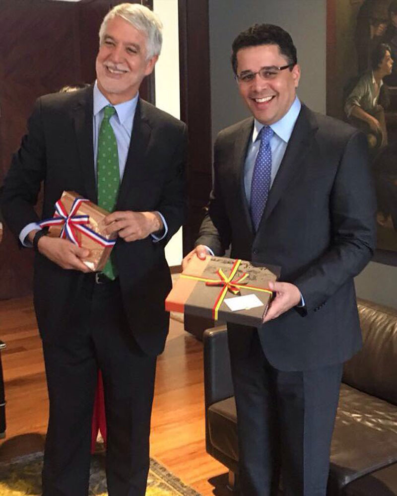 Cooperación. En el encuentro entre David Collado y Enrique Peñalosa Londoño, el alcalde de Bogotá compartió sus experiencias y conocimientos con el alcalde electo del Distrito Nacional.