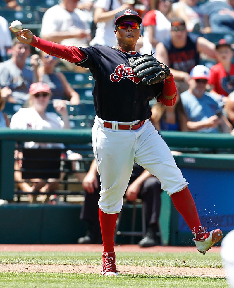 José Ramírez, de los Indios de Cleveland, lanza a la primera base para poner out a Wilson Ramos durante la sexta entrada del partido de ayer.