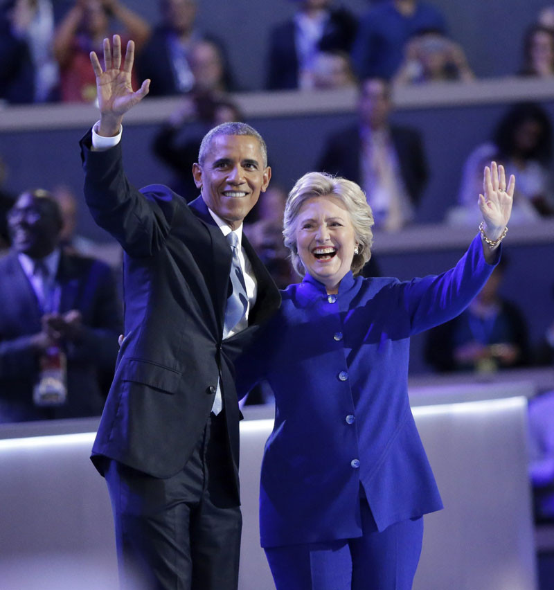 Apoyo. El presidente Barack Obama junto a la candidata Hillary Clinton, quien llegó de manera inesperada cuando el mandatario terminó anoche su discurso en la convención del Partido Demócrata.