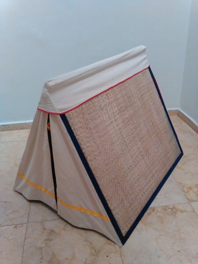 Tipitaka. La marca de diseño artesanal Trapitos de Sofía confeccionó una casa de campaña para niños. Fabricada con empleita de guano, madera y tela, la tienda se arma y desarma fácilmente. En opinión de Patricia Castillo, de Trapitos de Sofía, las universidades deberían promover entre los estudiantes de Diseño el uso de materiales tradicionales como este, a fin de que se inspiren y desarrollen nuevos productos que sean marca nacional.