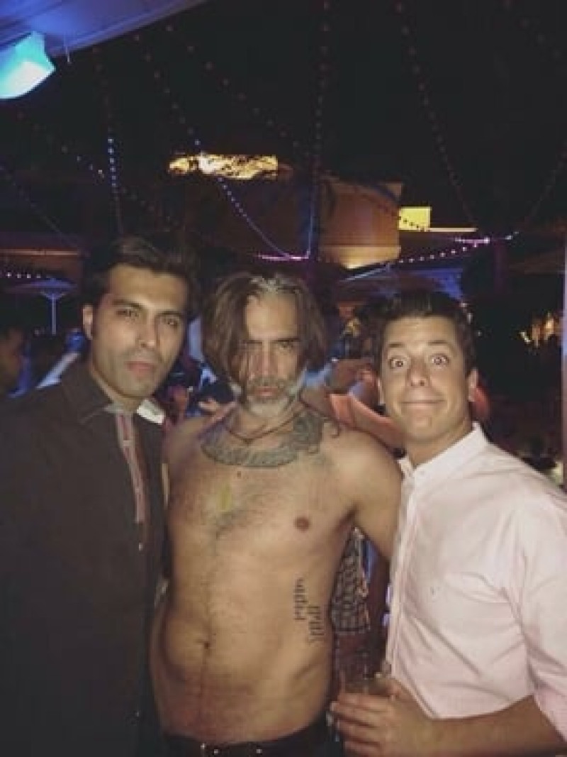 La polémica foto de Alejandro Fernández sin camisa y desaliñado junto a dos hombres.