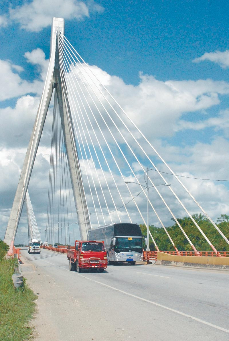 El puente “Mauricio Báez”, sobre el río Higuamo presenta un continuado deterioro que amerita atención urgente.