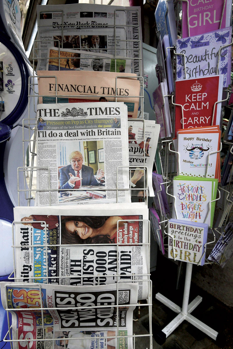 Londres. Un ejemplar del periódico The Times muestra en portada la entrevista al presidente electo estadounidense, Donald Trump, en un quiosco del centro de Londres, Reino Unido, ayer.