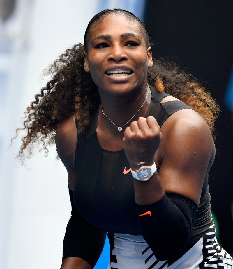 Serena Williams celebra luego de derrotar a Belinda Bencic durante su primer encuenttro en el Abierto de Australia en Melbourne.
