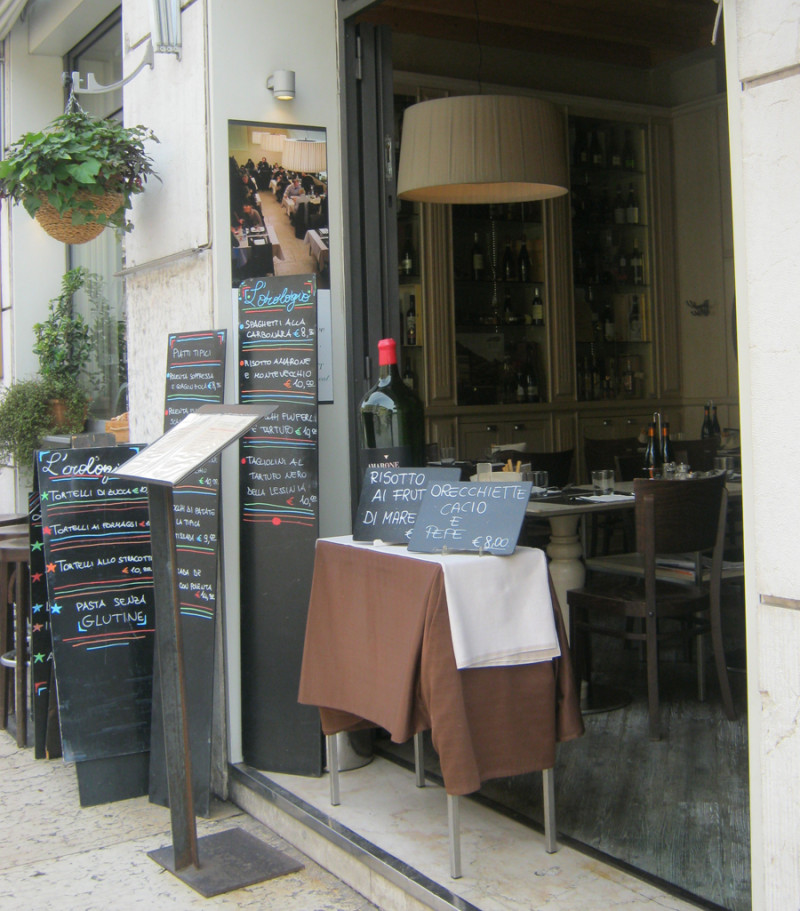 Restaurantes. Muchos están ubicados en la calle principal. Los comensales pueden escoger entre comer dentro o fuera del establecimiento.