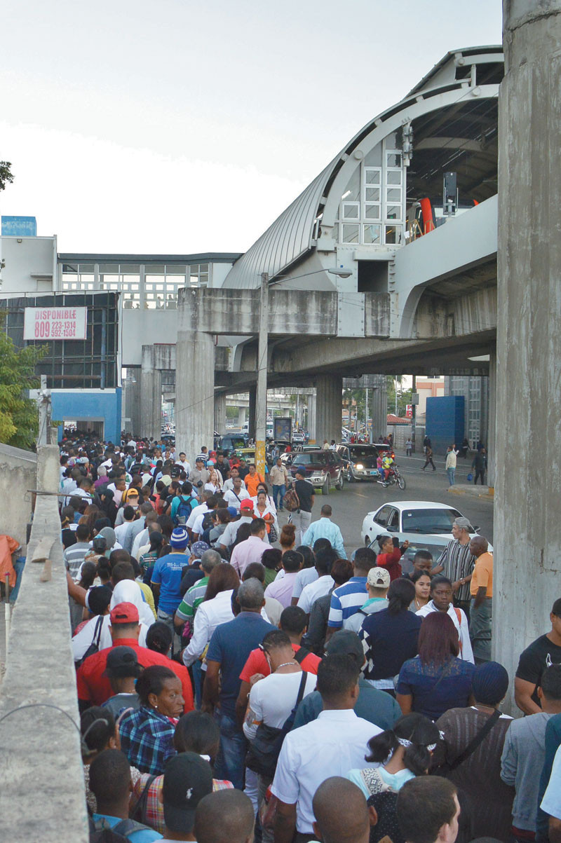 Congestión. Tres líneas de pasajeros formadas la mañana de ayer para ingresar al Metro de Santo Domingo en su estación Mamá Tingó, ubicada en Villa Mella, Santo Domingo Norte.