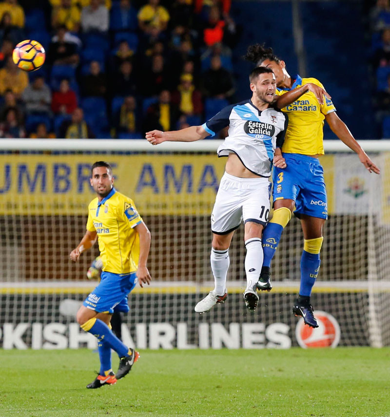 El defensa uruguayo de Las Palmas, Mauricio Lemos, disputa un balón con el delantero rumano del Deportivo de La Coruña Florin Andone, durante el partido que ambos equipos disputaron ayer en el estadio de Gran Canaria.