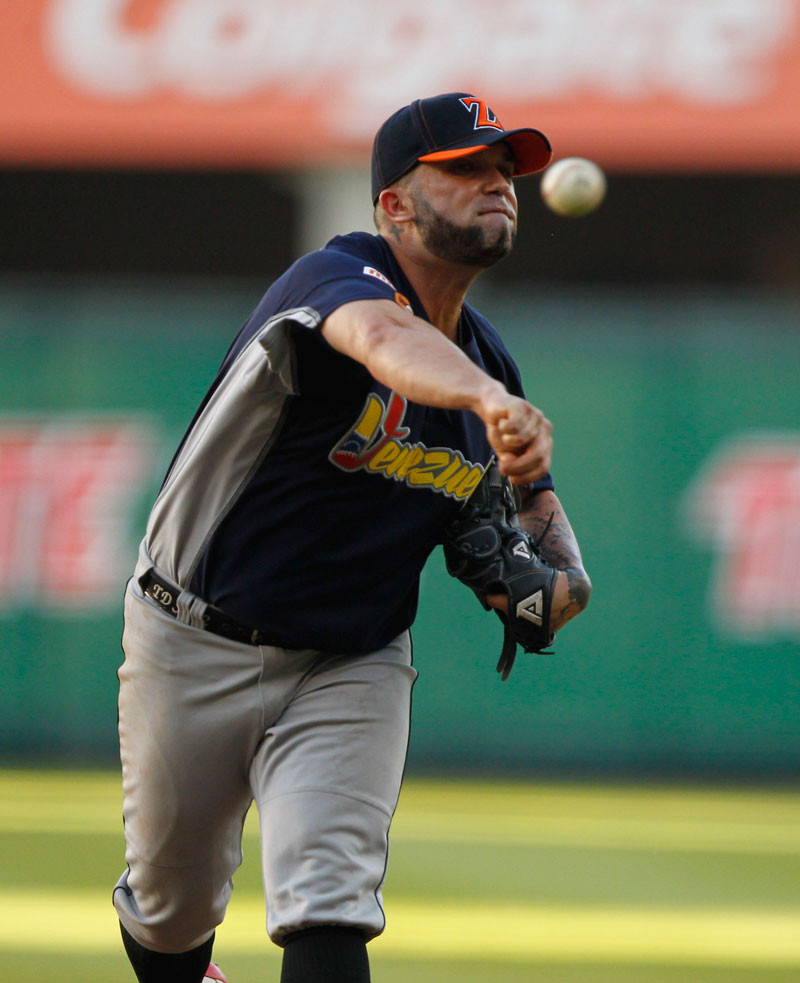 FAENA. El derecho Omar Bencomo realiza un lanzamiento al pentágono durante la buena labor monticular que tuvo ayer contra los Criollos de Caguas en el primer partido de la jornada.