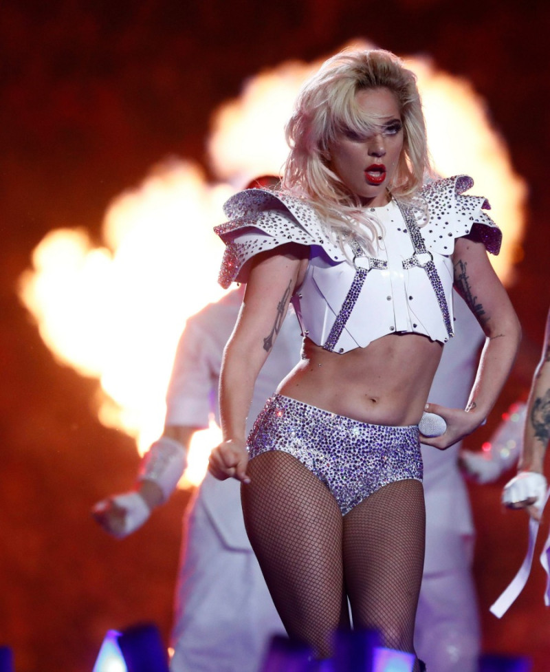 Lady Gaga durante su presentación en el mediotiempo del Super Bowl (EFE/Larry W. Smith)