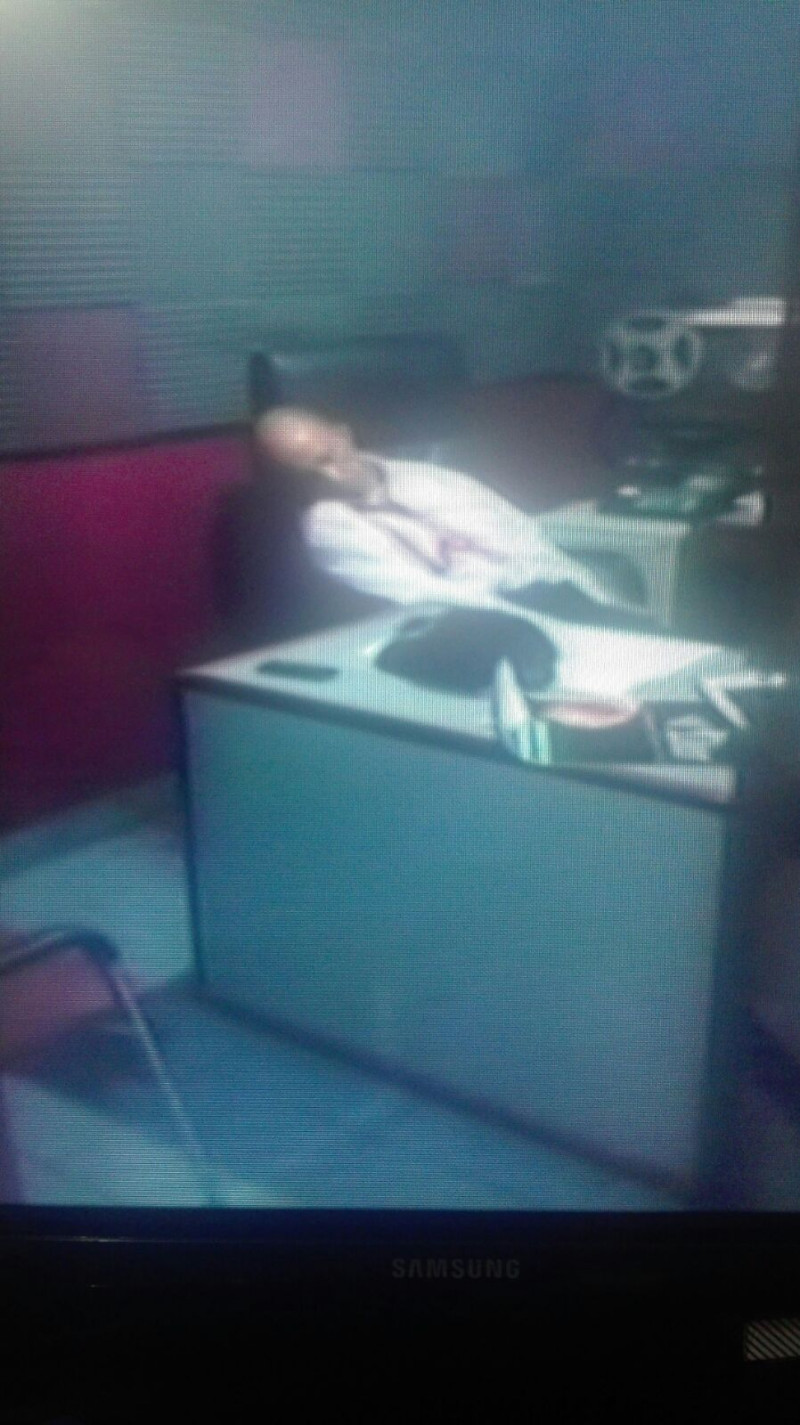 Foto que muestra el cadáver del director de la emisora FM103 , Leo Martínez, tras ser baleado en su oficina.